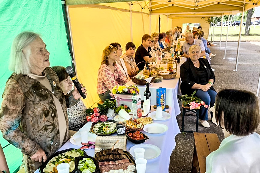 Absolventi satikās Līksnas pamatskolas salidojumā (Latgale)