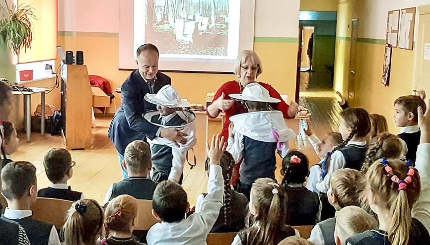 Alojas Ausekļa vidusskolā notika «Eiropas medus brokastis»