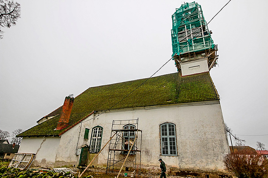 Alojas luterāņu baznīcai maina logus un remontē torni