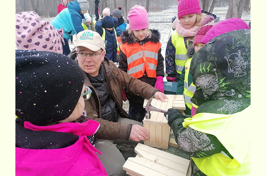 Bērni darina putnu būrīšus Lielezera dabas takai