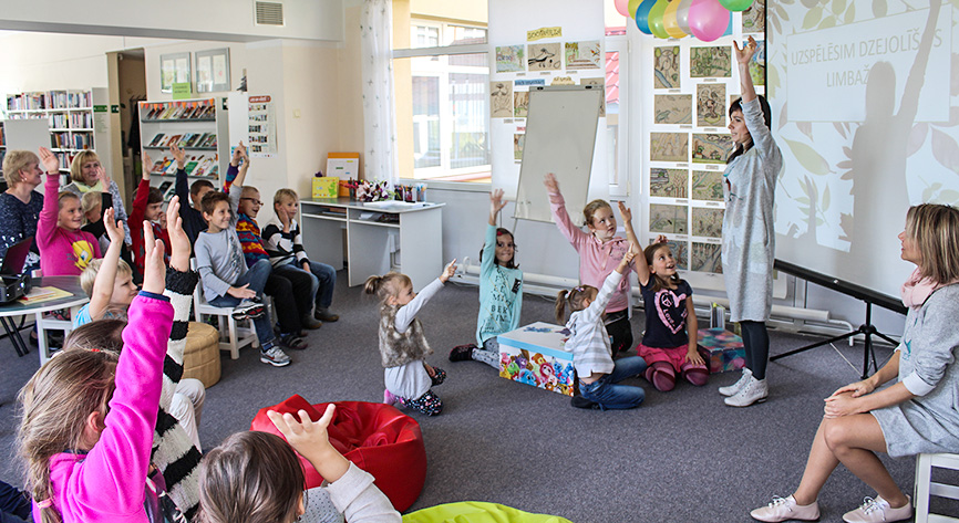 Bērnu literatūras centrā Limbažos ciemojas grāmatu autores