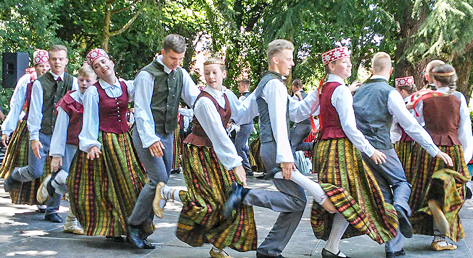 «Eži» un «Varavīksne» Portugālē izbauda festivāla gaisotni un dienvidzemes krāšņumu