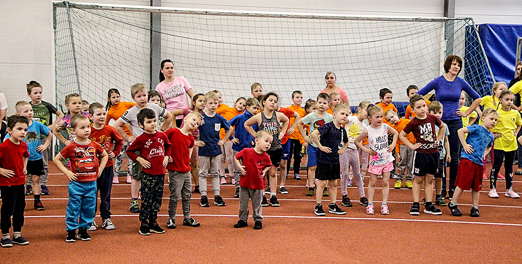 Novada bērndārznieki sporto un priecājas Limbažu hallē