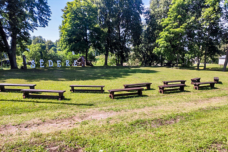 Šēderes ciemā iegādātas jaunas koka mēbeles āra pasākumiem (Latgale)