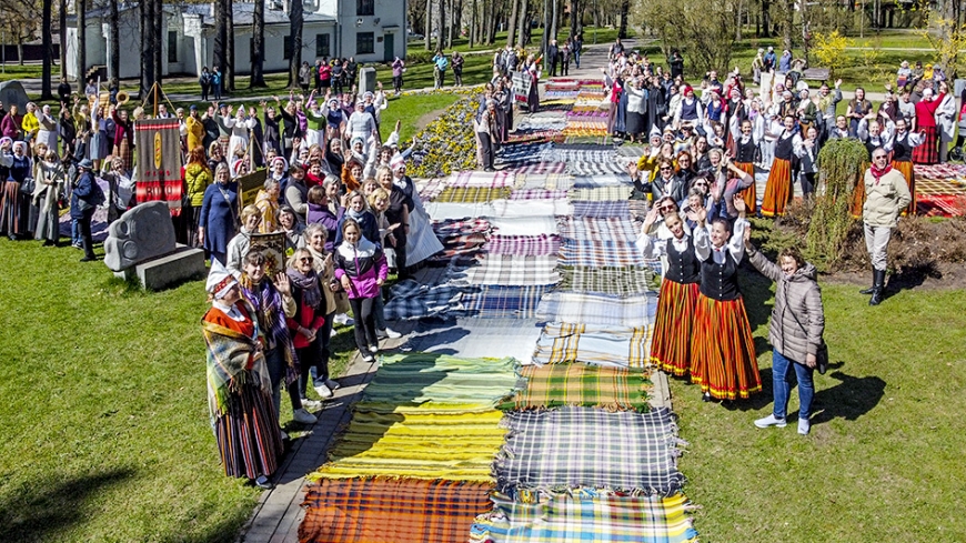 Limbažos satikās vairāk nekā 200 lielo lakatu īpašnieku no visas Latvijas
