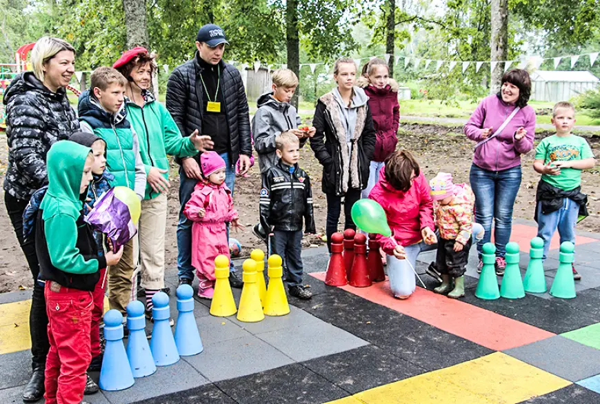 Projektā pilnveidots rotaļu laukums Alojā