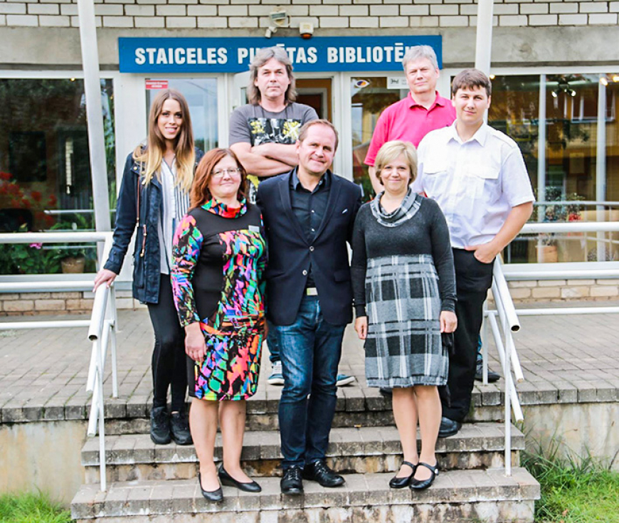 Staiceles bibliotēkā ļoti apmeklēta tikšanās ar mūziķi Guntaru Raču