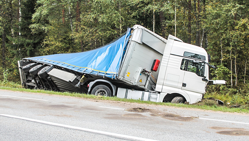 Uz Tallinas šosejas atkal avarē kravas automašīna