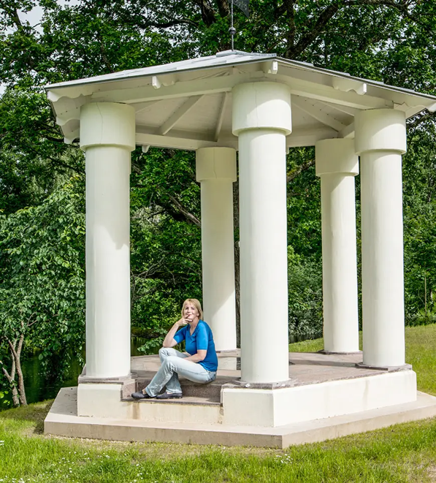 Vidrižniece Ginta izbauda vēstures “stundu” Latvijas pilīs un muižās