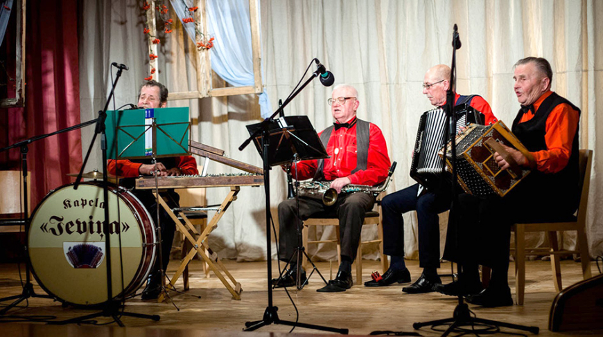 Mūspuses muzikanti Ermoņiku svētkos Kocēnos