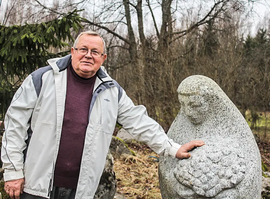 Mākslinieks, kurš kaļ akmeņus, mīl operu un audzē tomātus