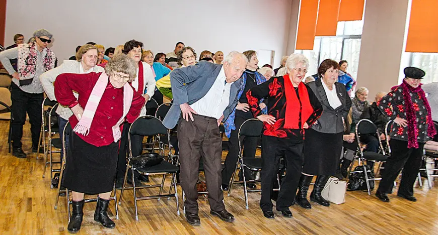 Limbažu pensionāri vingro kopā ar sākumskolas trešklasniekiem