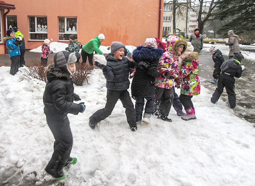 Sākumskolas trešklasnieki rīko Sniega dienu «Kāpēcīša» audzēkņiem
