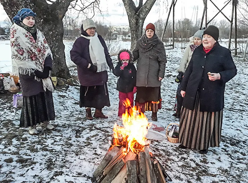Salacgrīvieši Lielās dienas rītu sagaida pilskalnā