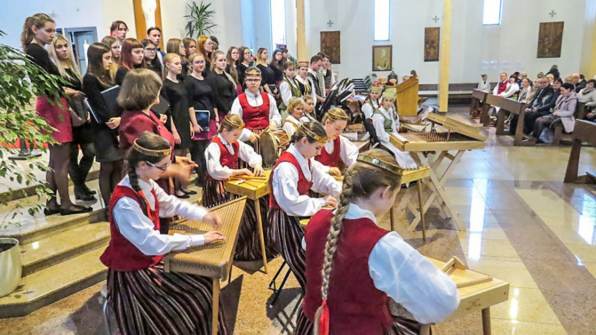 «Kokle» un «Kamenīte» festivālā Šauļos