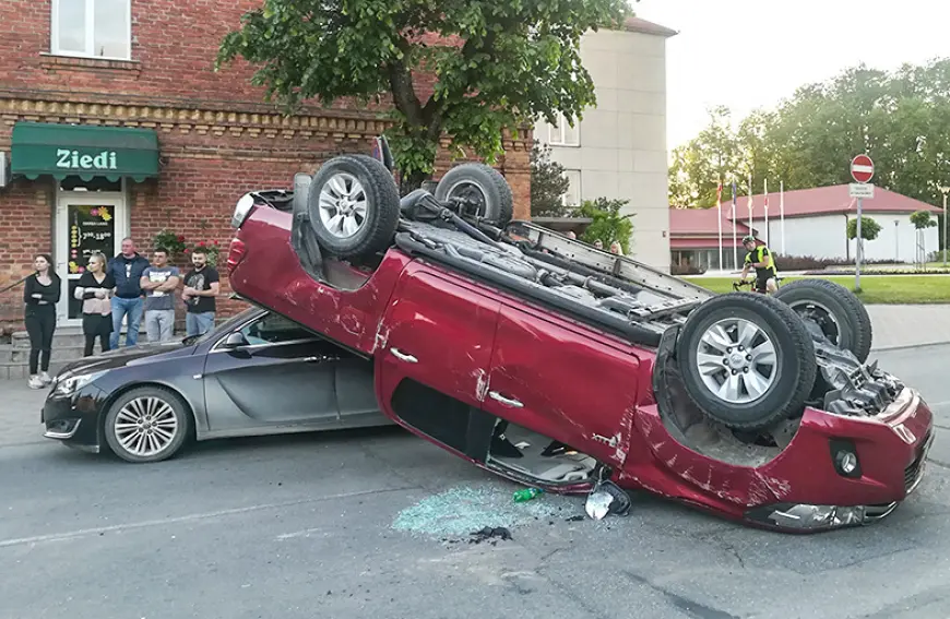 Limbažos autoavārijā cieš trīs spēkrati
