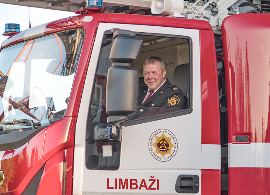 Pateiktais paldies ugunsdzēsējam šķiet kā Triju Zvaigžņu ordenis