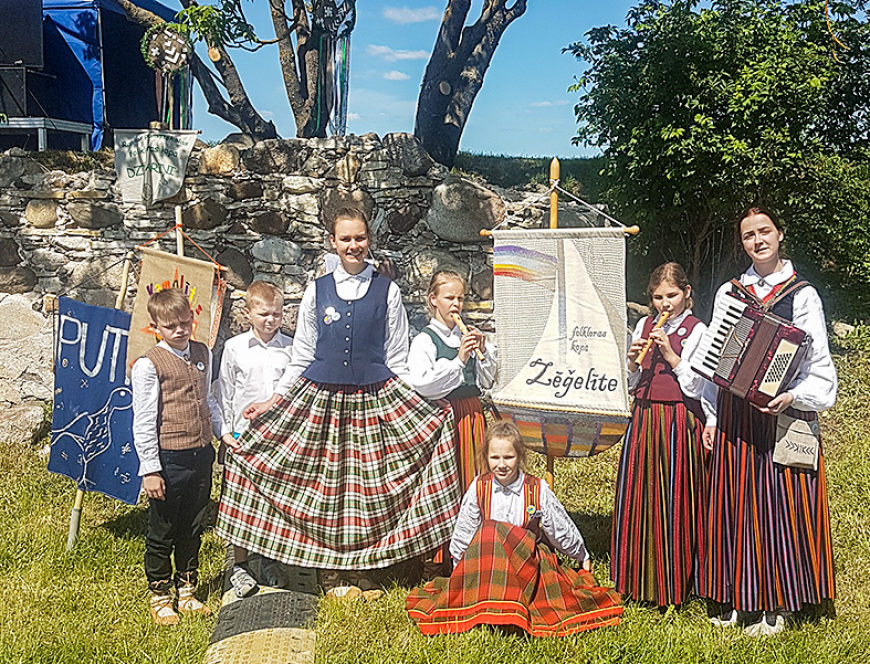 Vidzemes piejūras folkloristi «Pulkā eimu, pulkā teku» svētkos Līvānos