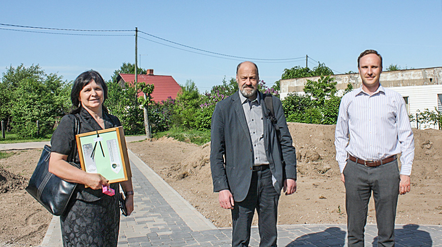 Alojieši, tāpat kā viņu priekšteči, ziedos savam Brīvības piemineklim