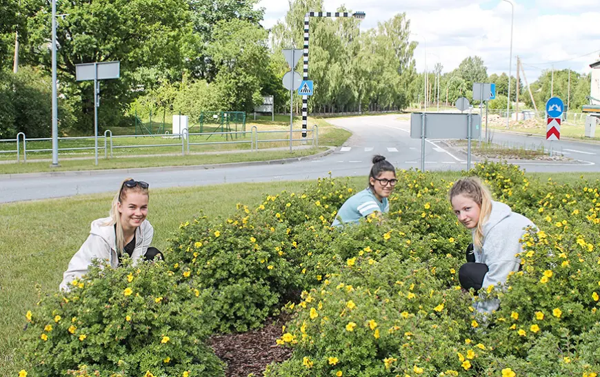 Skolēni vasaras brīvlaikā izvēlas strādāt