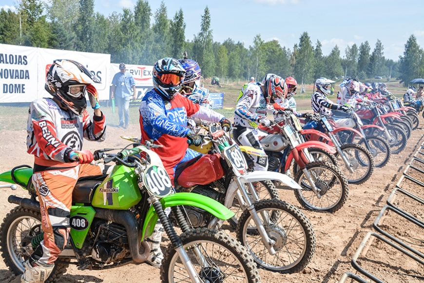 Alojas «Jaunzemnieku» trasē aizvadīts starptautisks retro motokross