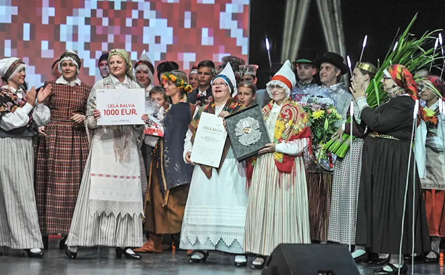 «Dzilnai» galvenā balva latviešu tautastērpu skatē