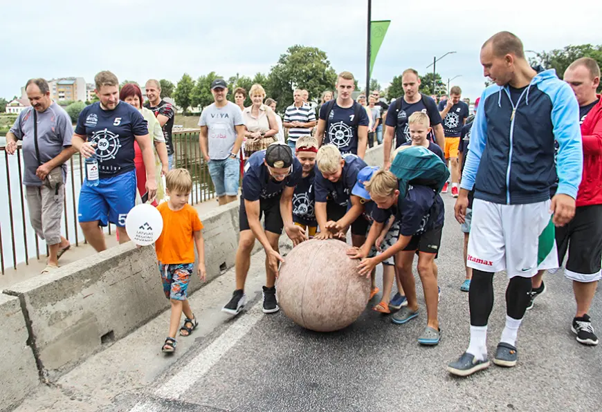 Salacgrīvas pilsētas svētkos daudzi piedalījās Krastu mačos