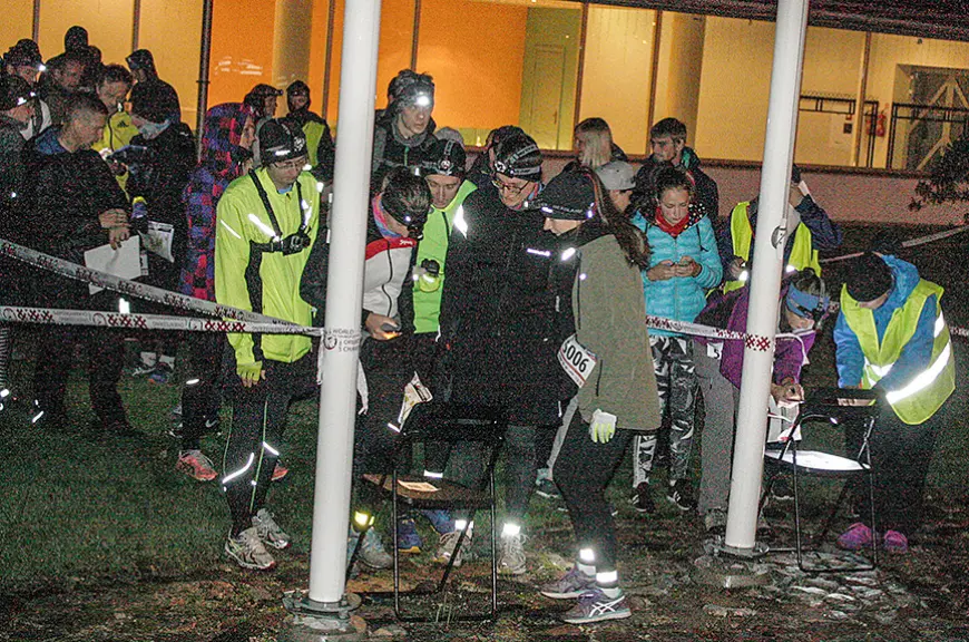 Aktīvie cilvēki izbauda orientēšanās nakti Limbažos