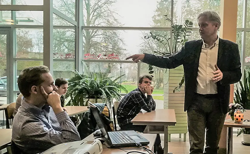Publicists Otto Ozols sarunājas ar jauniešiem Alojā