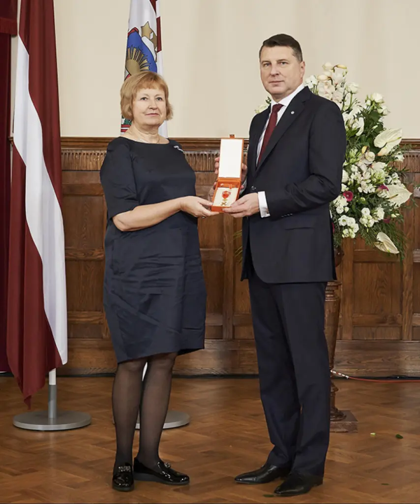 Saruna Atzinības krusta gaismā Latvijas jūrniecības svētvietā Ainažos