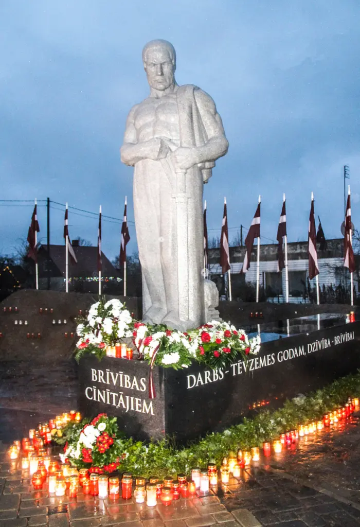 Aloja svin sava pieminekļa ilgo pārnākšanu