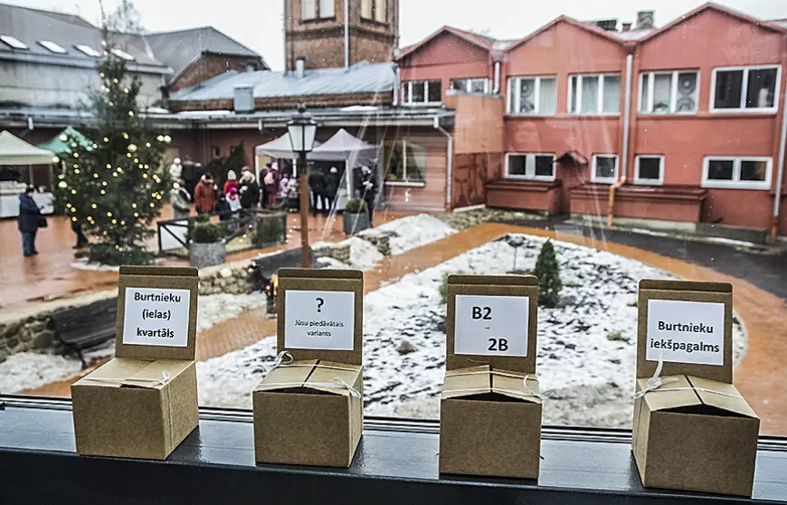 Ar radošu rosīšanos iesvēta jauniegūto iekšpagalmu Limbažos