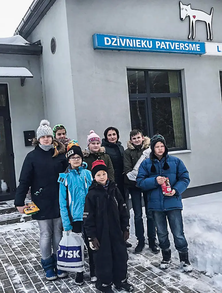 Liepupes skolēni palīdz dzīvnieku patversmei «Labās mājas»