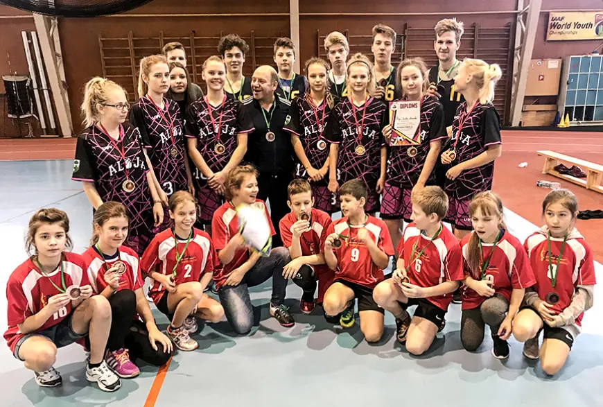 Skolu komandas sacenšas basketbolā