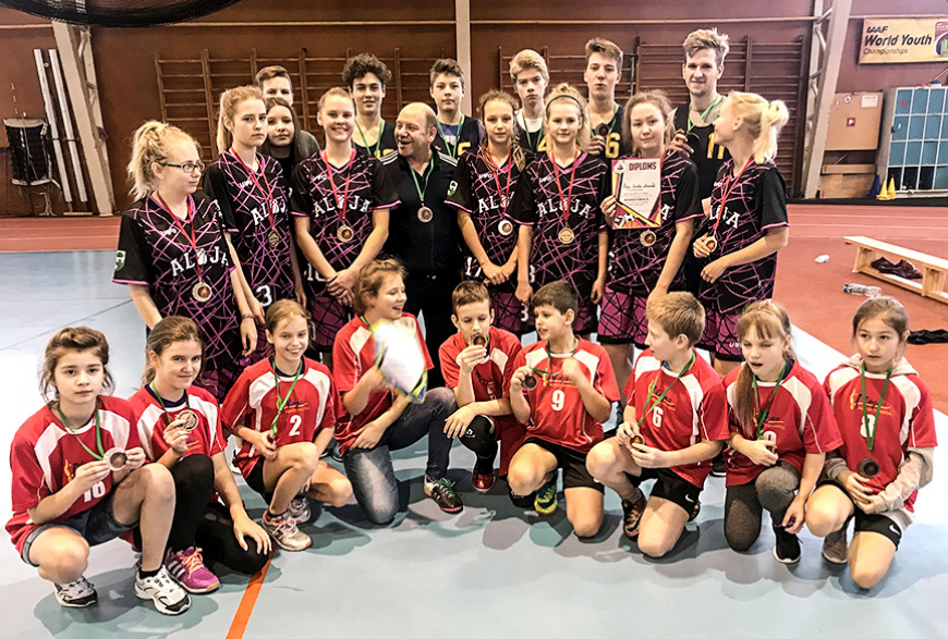 Skolu komandas sacenšas basketbolā