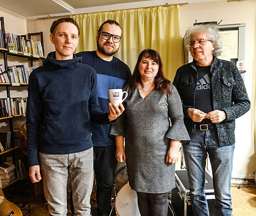 Stienes bibliotēkā aizritējis pasākums mazo “gaismas piļu” atbalstam