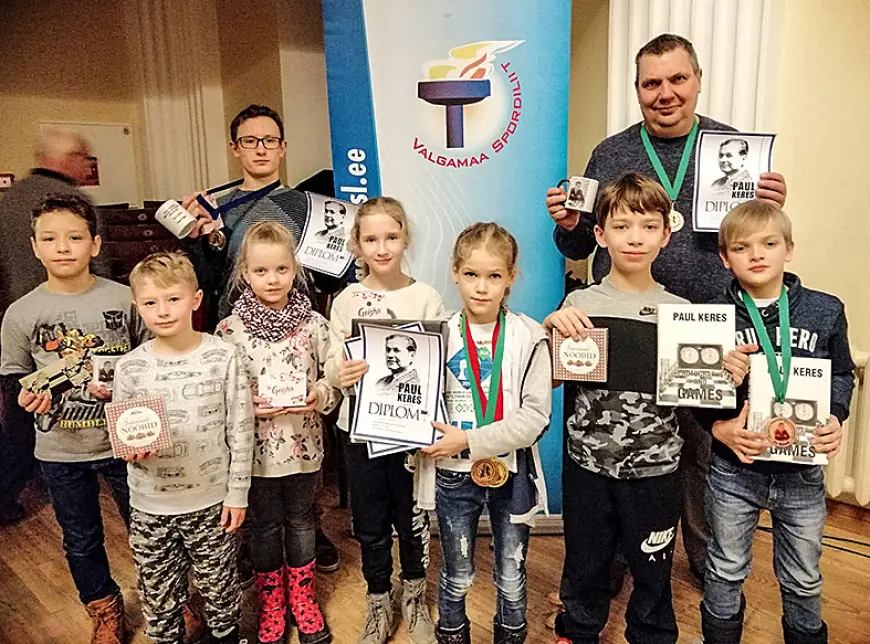 Jaunie šahisti krāj sacensību pieredzi Valkā