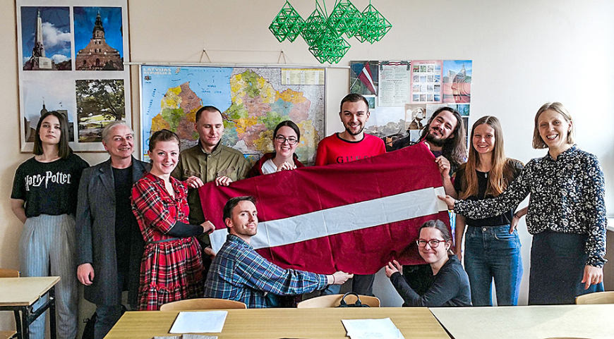 Limbažniece strādā un mācās, iepazīstot pasauli