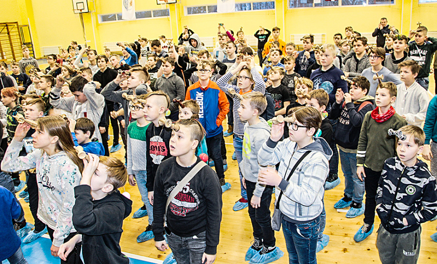 Limbažu 3. vidusskolā pulcējas kendamas spēles cienītāji
