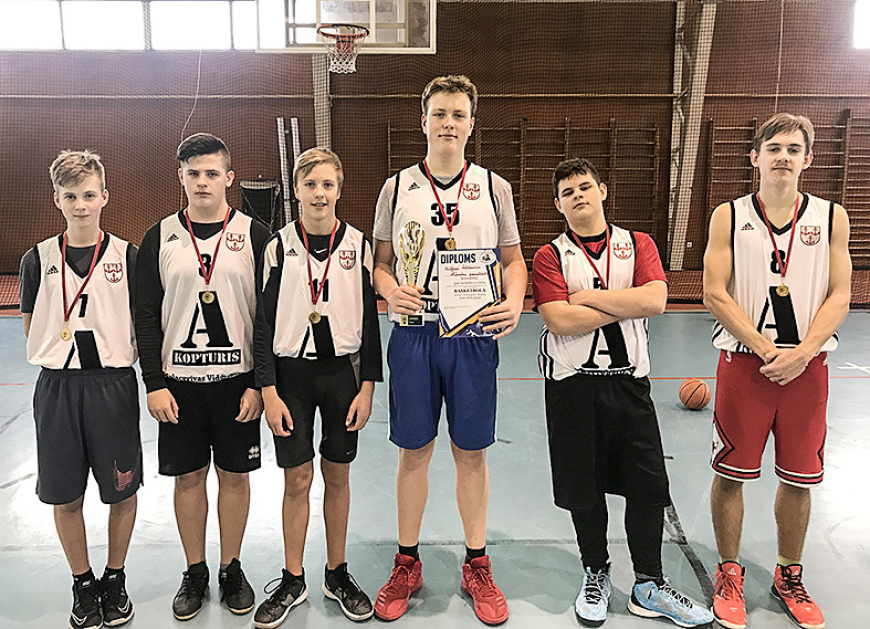 Mazo skolu komandas Limbažos sacenšas basketbolā