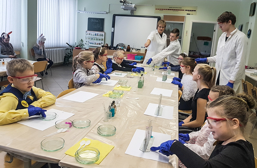 Salacgrīvas novada pirmklasnieki svin savas 100 dienas skolā