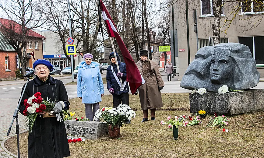 Arī Limbažos piemin pirms 70 gadiem represijās salauztos likteņus