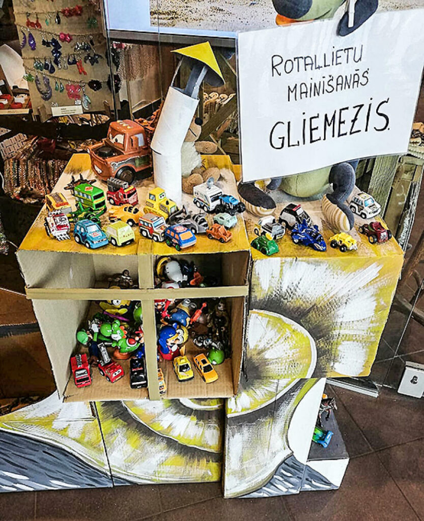 Izstāde Salacgrīvā iedvesmo no nevajadzīgā radīt noderīgas lietas