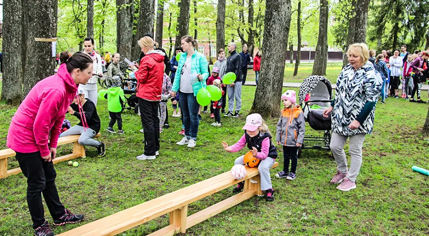 Limbažos Māmiņu dienu ģimenes sagaida sportojot