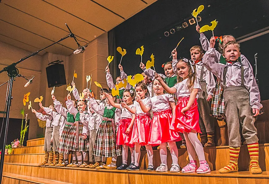 Limbažu novada pirmsskolas vecuma dziedātāji un dejotāji koncertā «Pavasara raibumiņi»