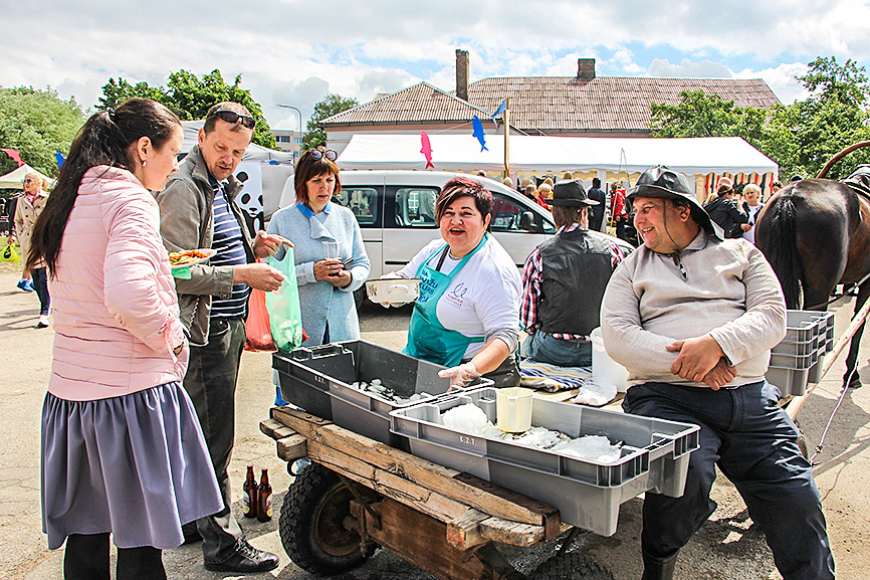 Reņģēdāju festivālā Salacgrīvā varēja baudīt gan zivis, gan kultūru un tradīcijas