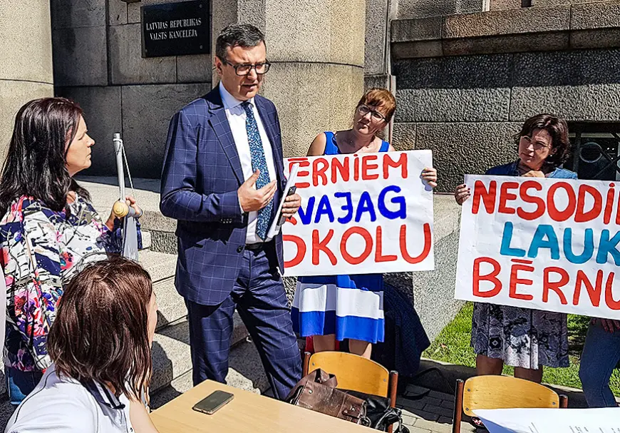 Alojieši piketē pie Ministru kabineta