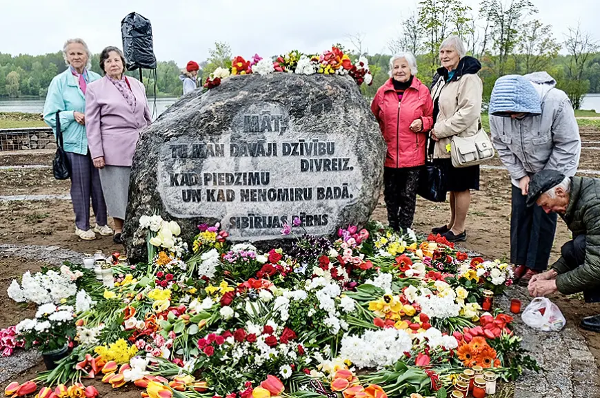 Likteņdārzā Sibīrijas bērni pateicas savām mātēm