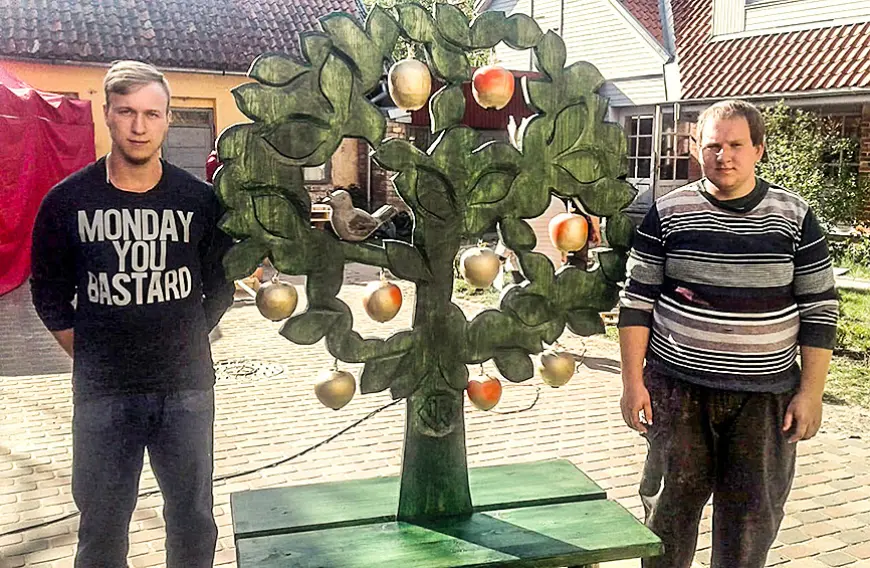 Limbažnieki koka skulptūru plenērā Kuldīgā