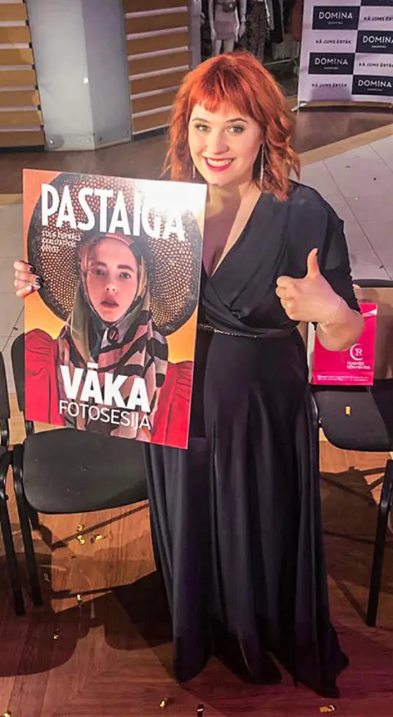 Vilzēniete uz modes un stila žurnāla vāka